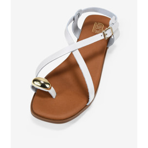 Sandalias de dedo blancas en piel con adorno metálico