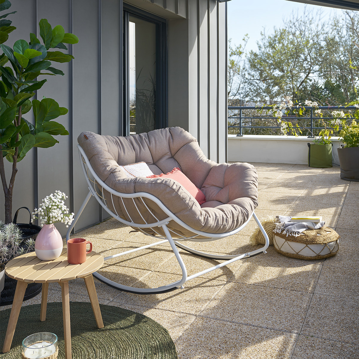 Fauteuil oeuf à bascule "Paopao" beige et blanc en acier traité en epoxy