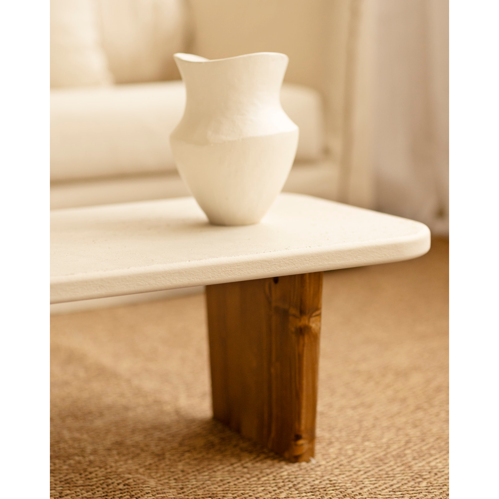 Table basse en microciment avec deux pieds en bois de chêne foncé de 95cm Hauteur: 30 Longueur: 95 Largeur: 45