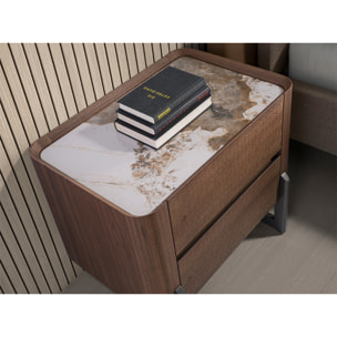 Mesita de noche de madera chapada en nogal natural y patas de acero inoxidable oscuro metalizado tapa de mármol porcelánico blanco con vetas en tonalidades grises y marrones en brillo 60x40x52cm