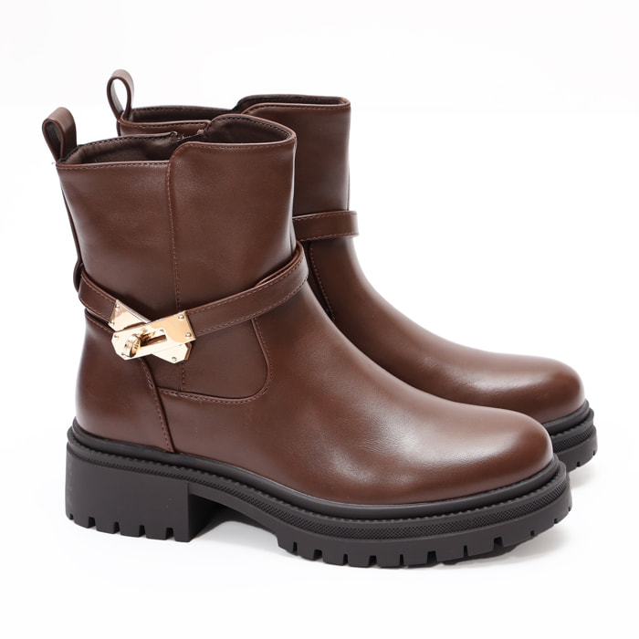 Stivaletti in simil pelle con fibbia dorata