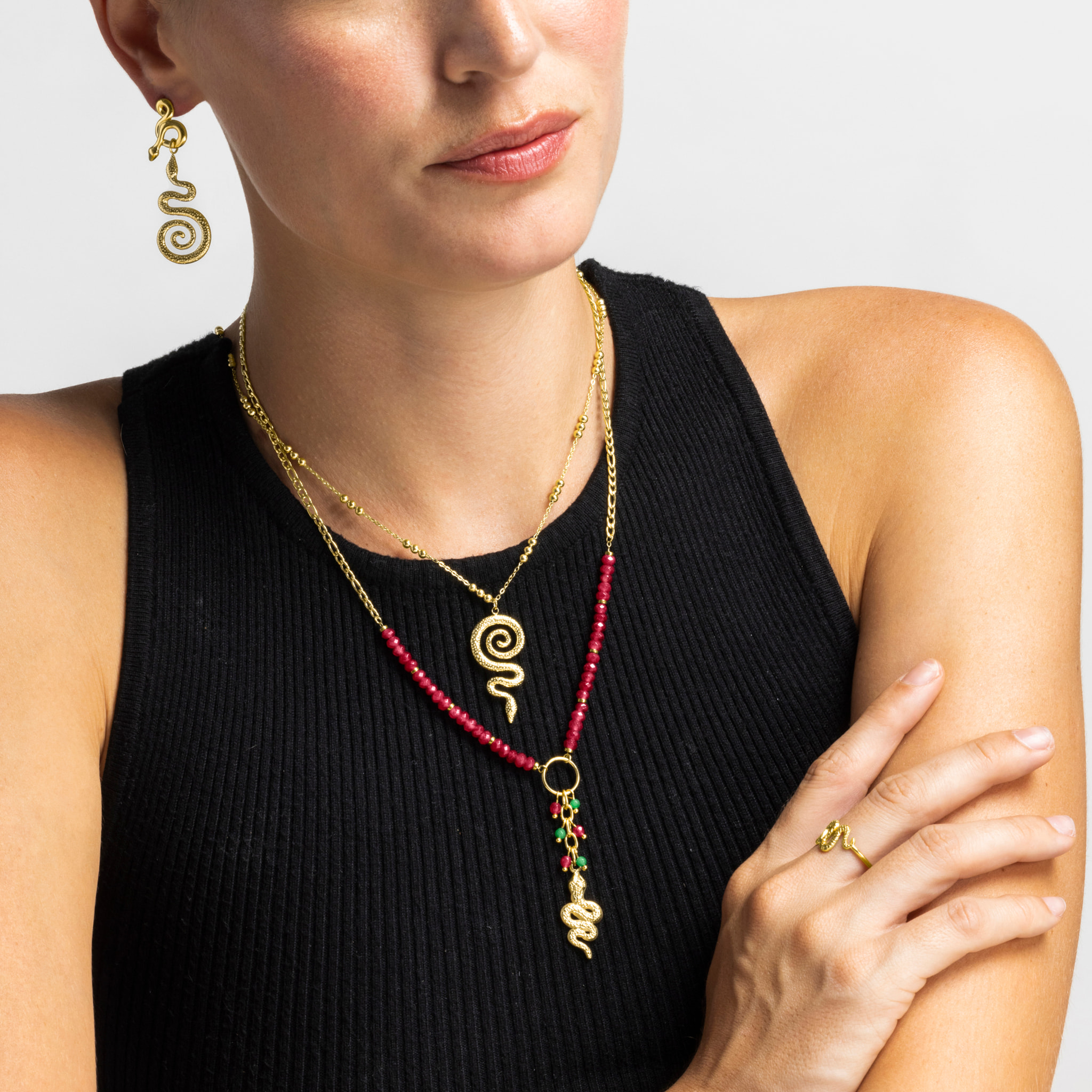 Collar con Cristal Rojo acabado oro 18k