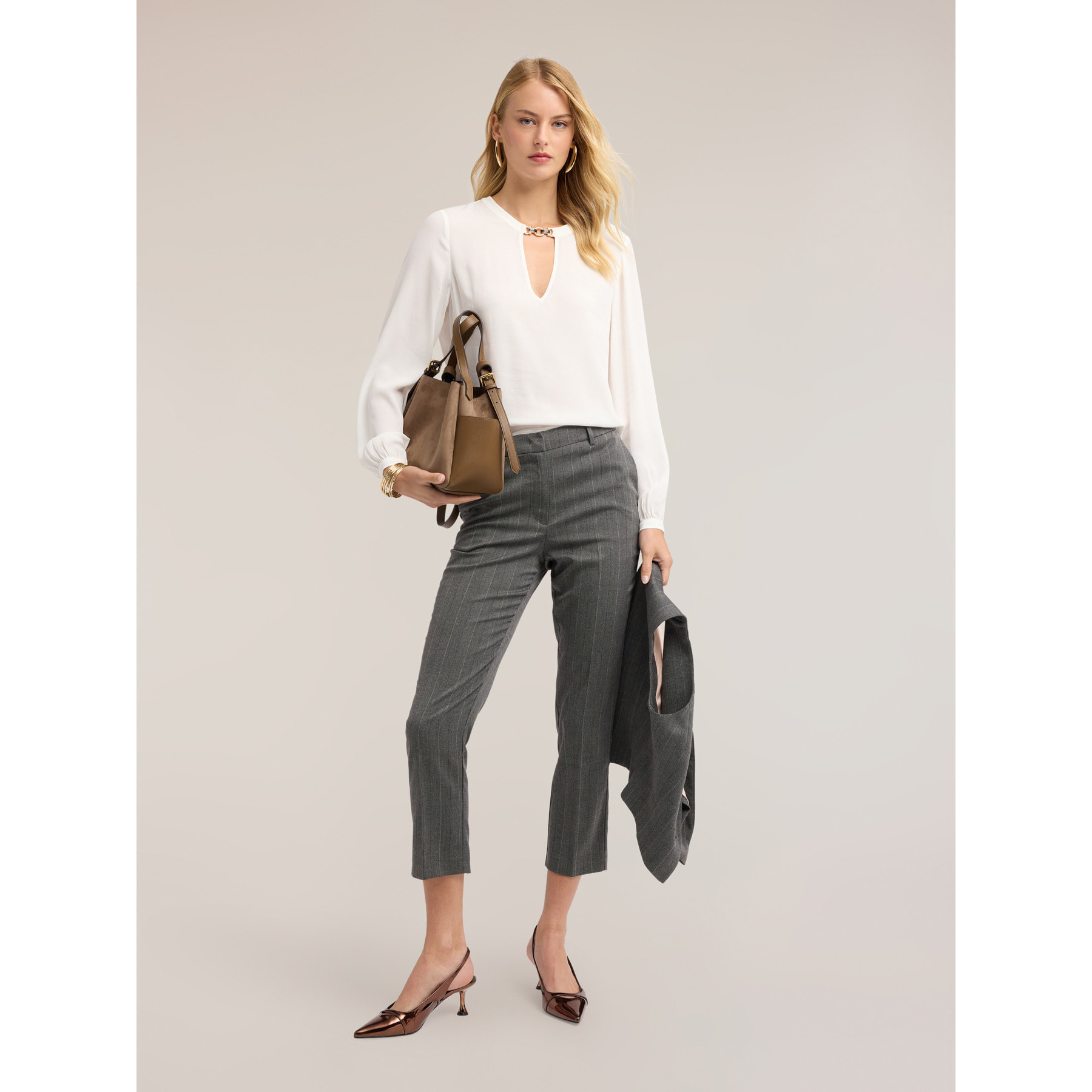 Motivi - Blusa in crêpe de chine con passante metallico - Bianco