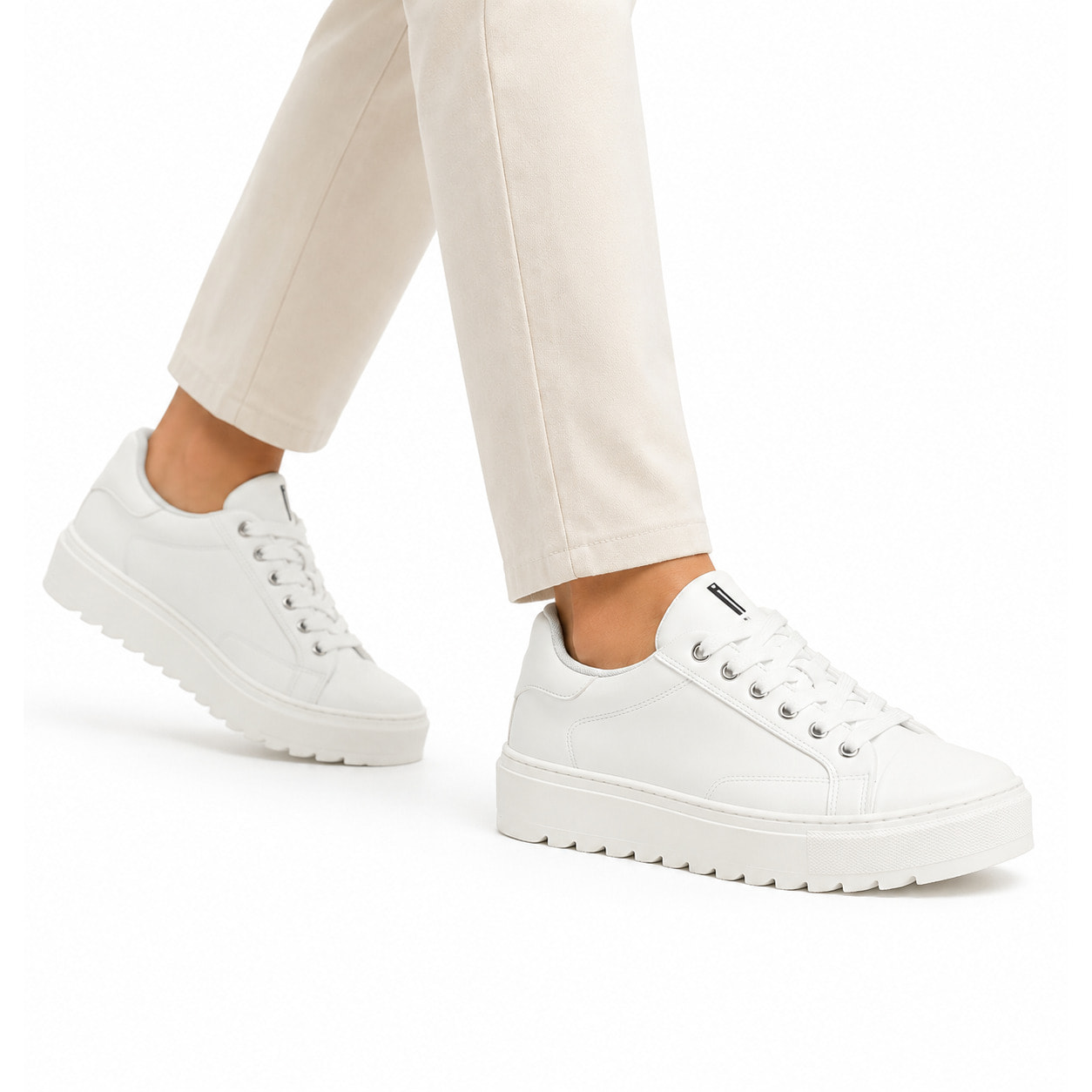 Sneakers in pelle con fondo in gomma