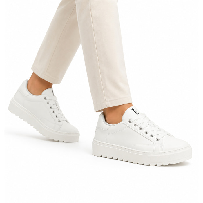 Sneakers in pelle con fondo in gomma