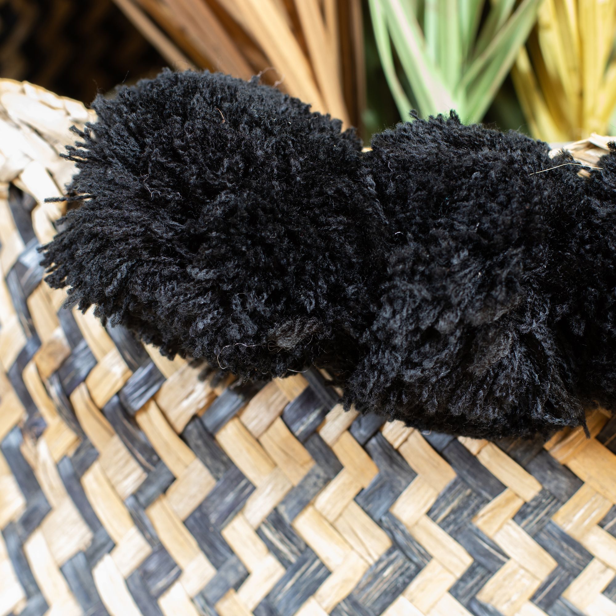 PANIER EN JONC DE MER NATUREL ET NOIR AVEC POMPONS D35XH35CM CANTHO