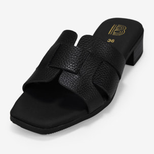 Sandalias de piel negras destalonadas con tacón bajo
