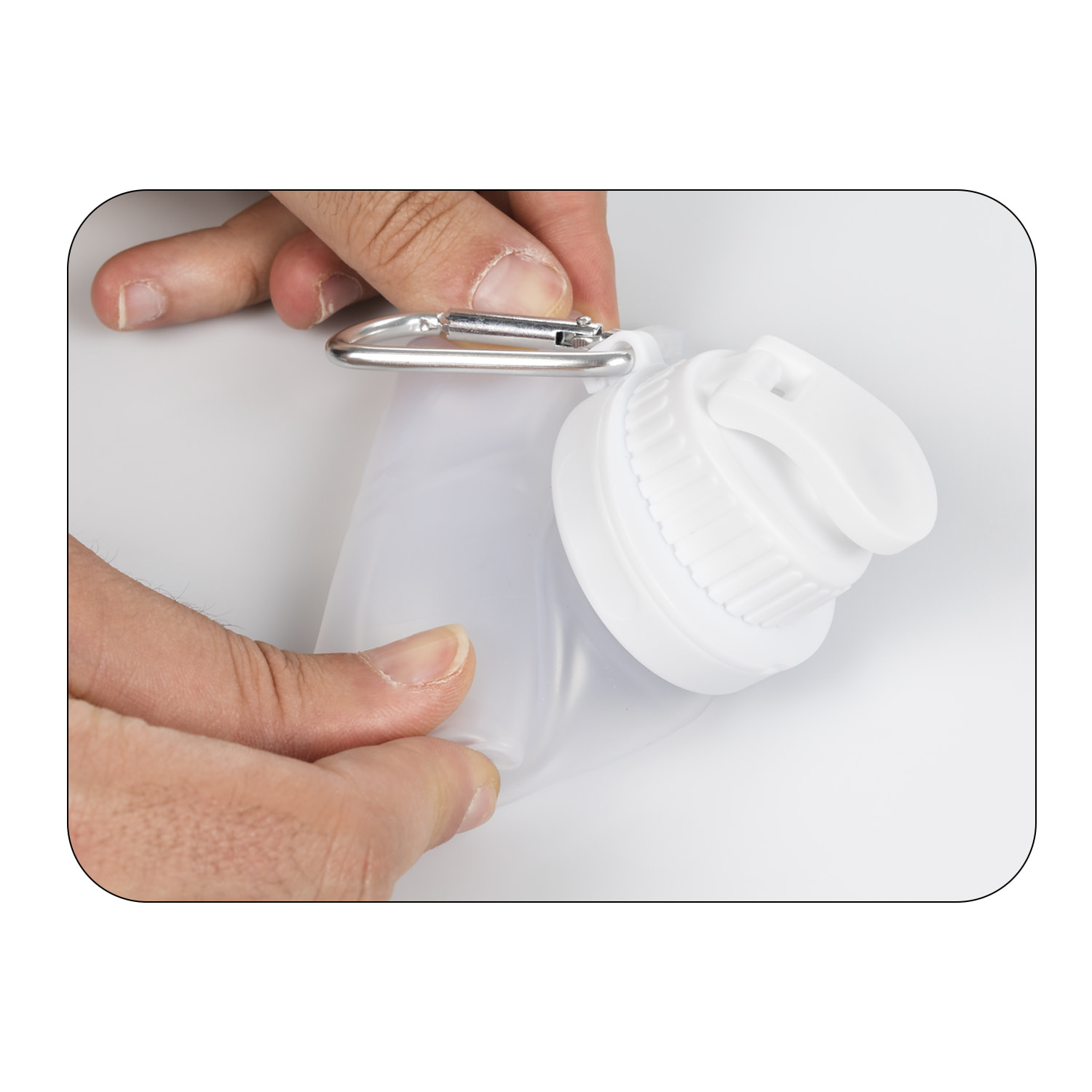 Mini botella plegable enrollable de 320ml, de silicona de grado alimenticio. Con mosquetón.