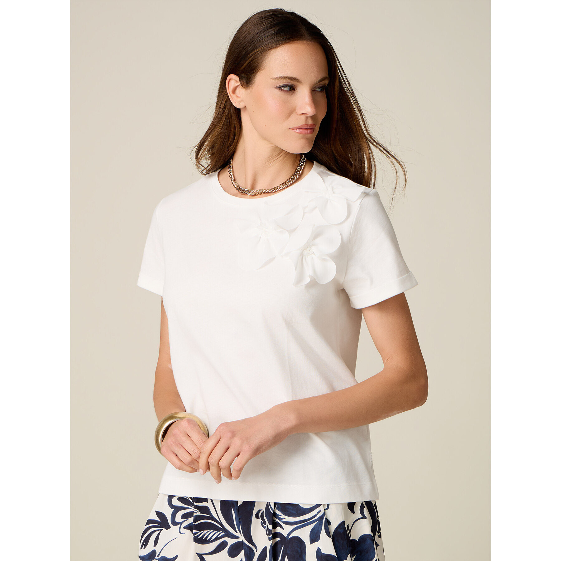 Oltre - T-shirt in cotone con applicazione floreale - Bianco