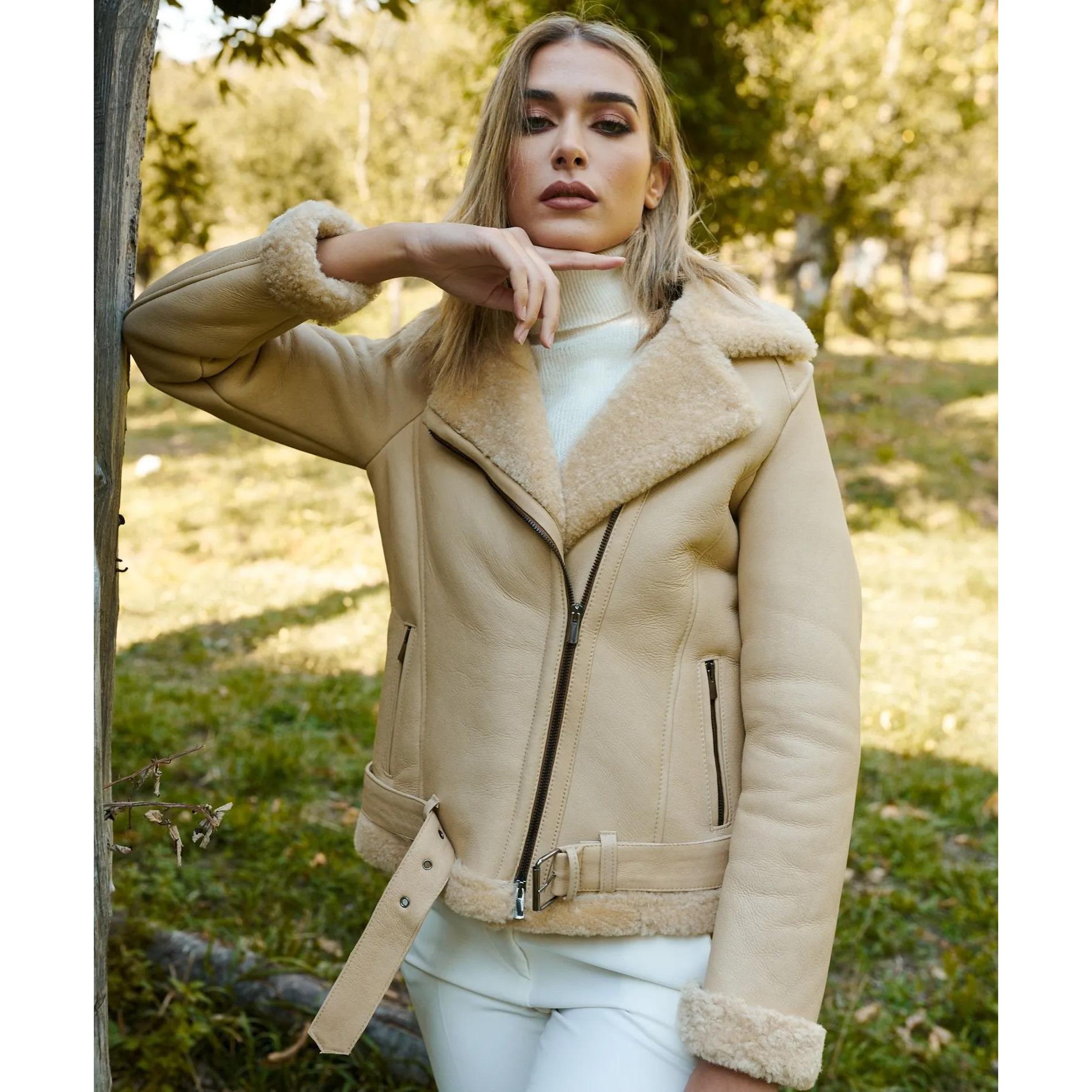 Montone shearling beige con cintura e cerniera trasversale