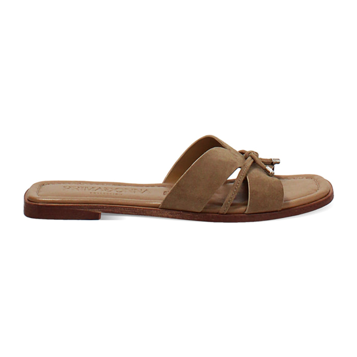 Sandalias planas taupe con elegancia casual