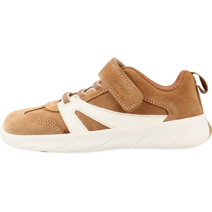 Zapatillas Niño de la marca GEOX  modelo J66PDA 022BC J FOOT MARRON CLARO
