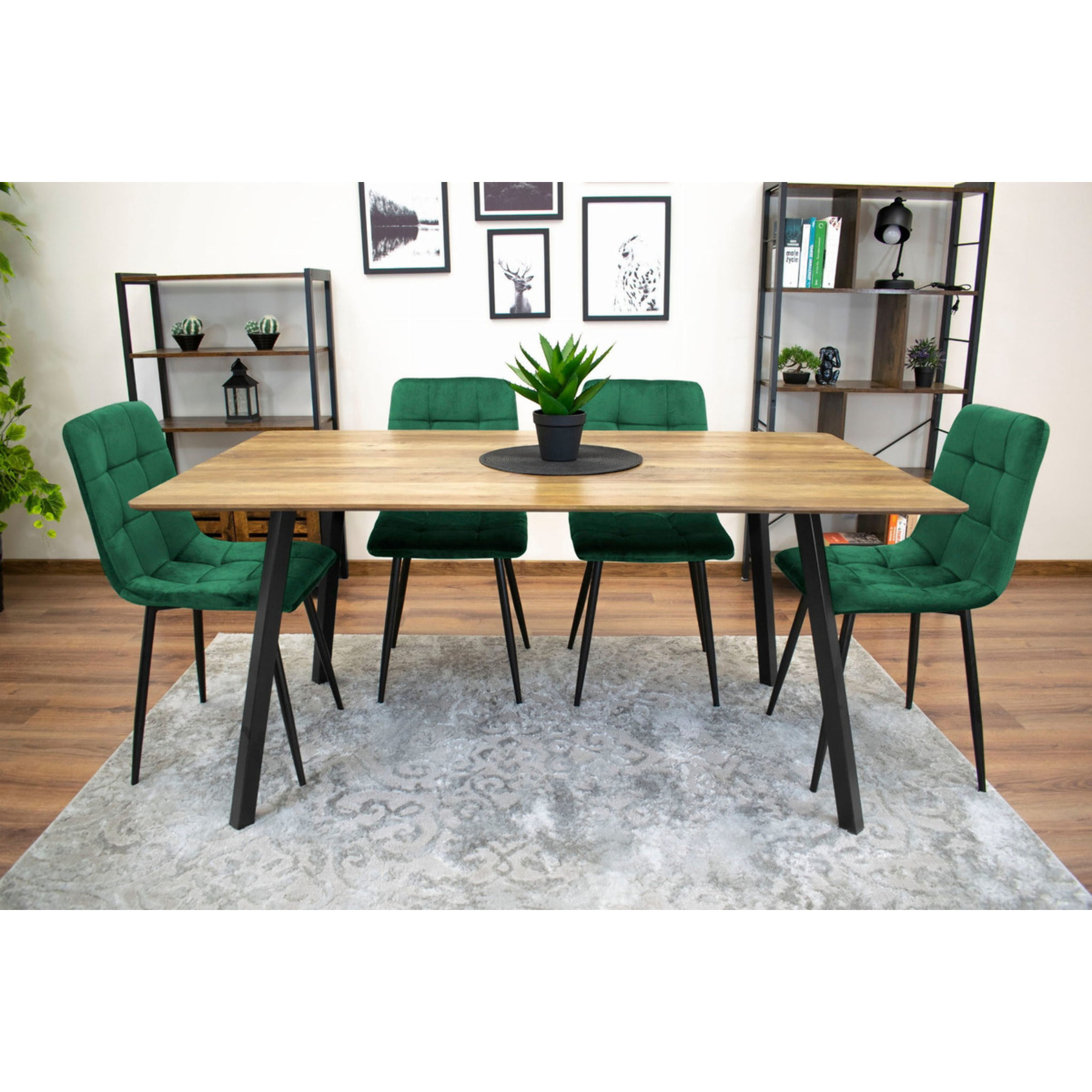 Sedia Kara in velluto verde scuro con gambe in metallo nero