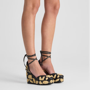 Alpargata Carmela cuña de yute en napa con motivos florales bordados y cintas