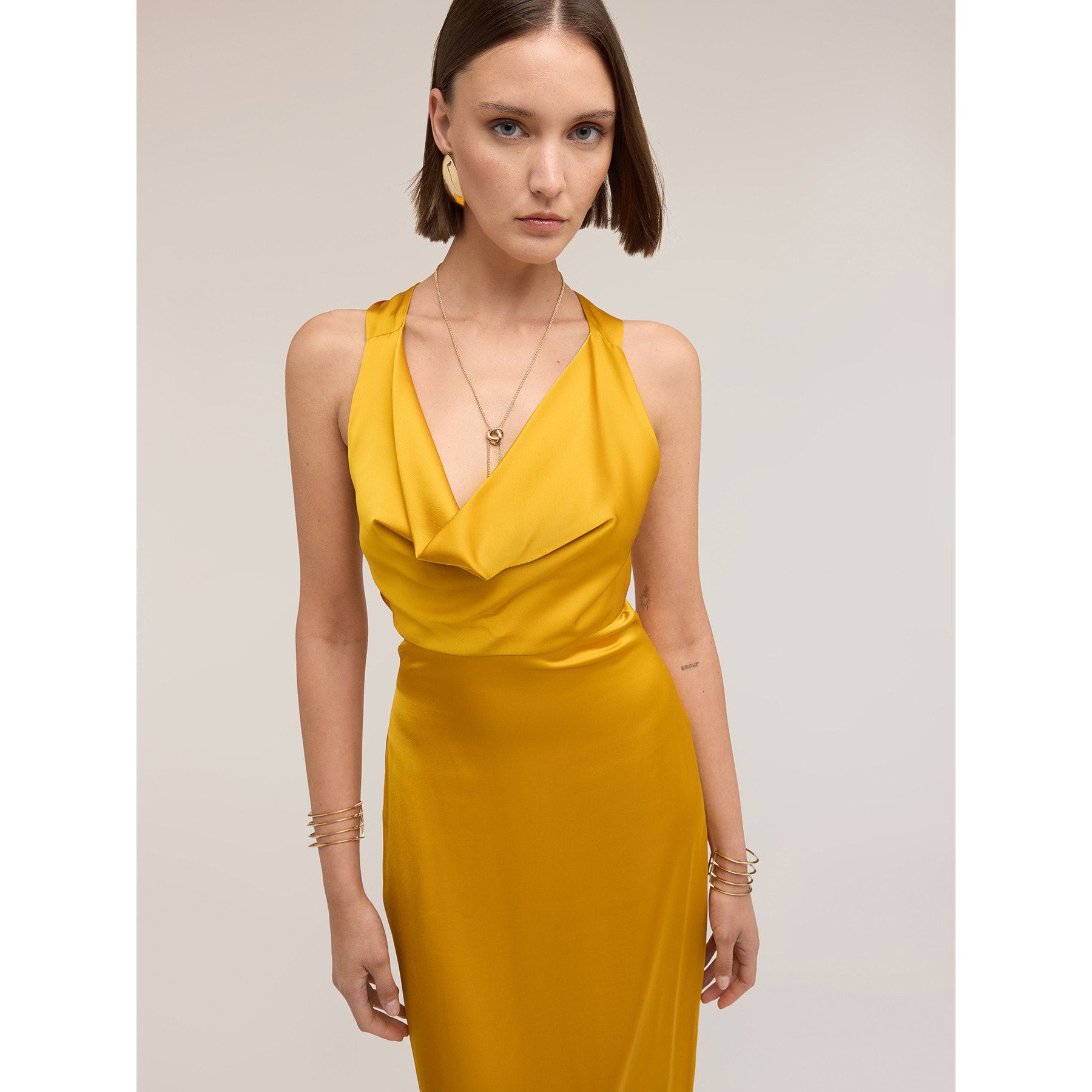 Motivi - Vestido largo de satén con drapeado - Amarillo