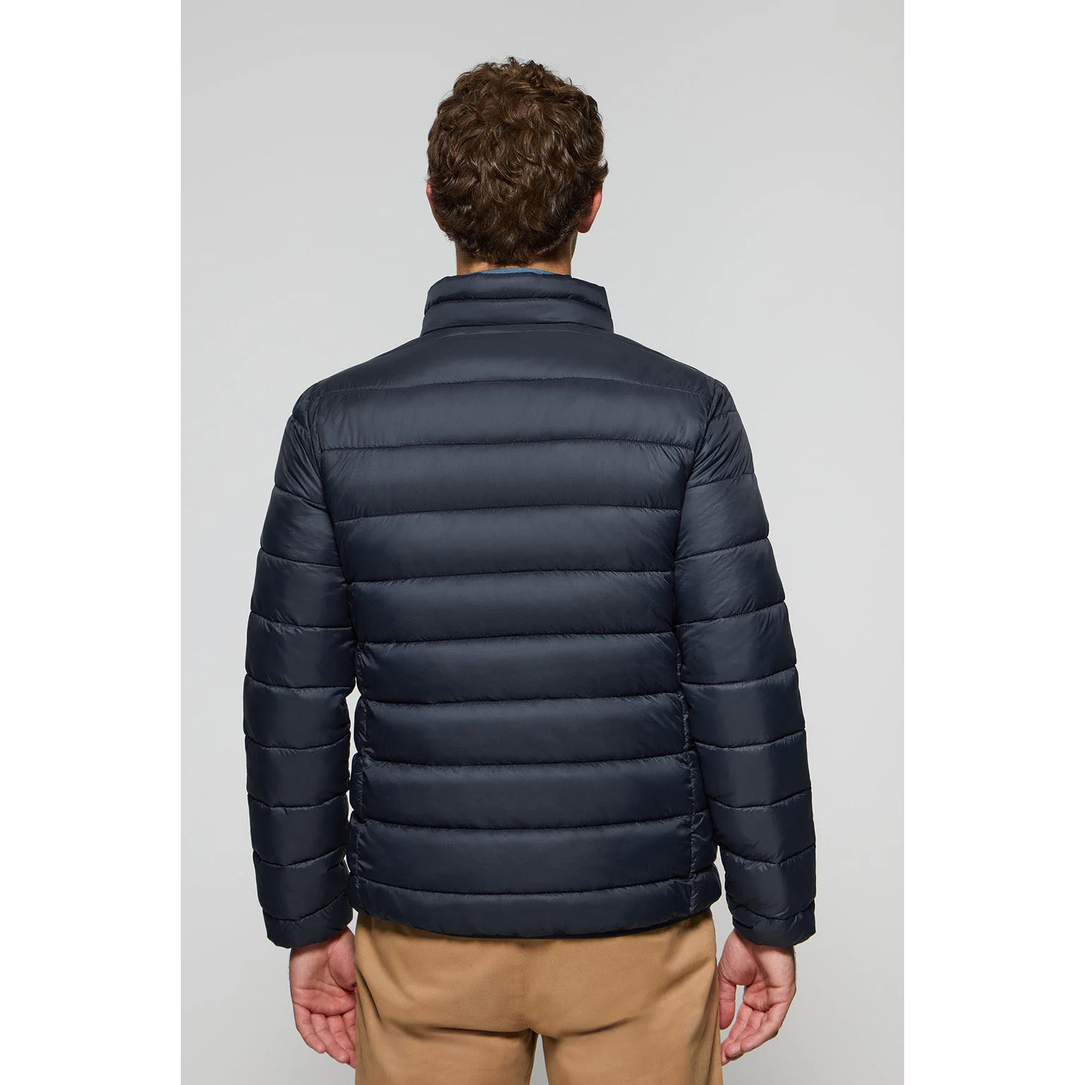 Chaqueta Chase ultralight azul marino con parche Rigby Go