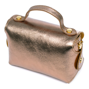 Arzano bolso bandolera en piel auténtica Gamuza Lacada brillante con correa de metal. Cierre exclusivo de madera.