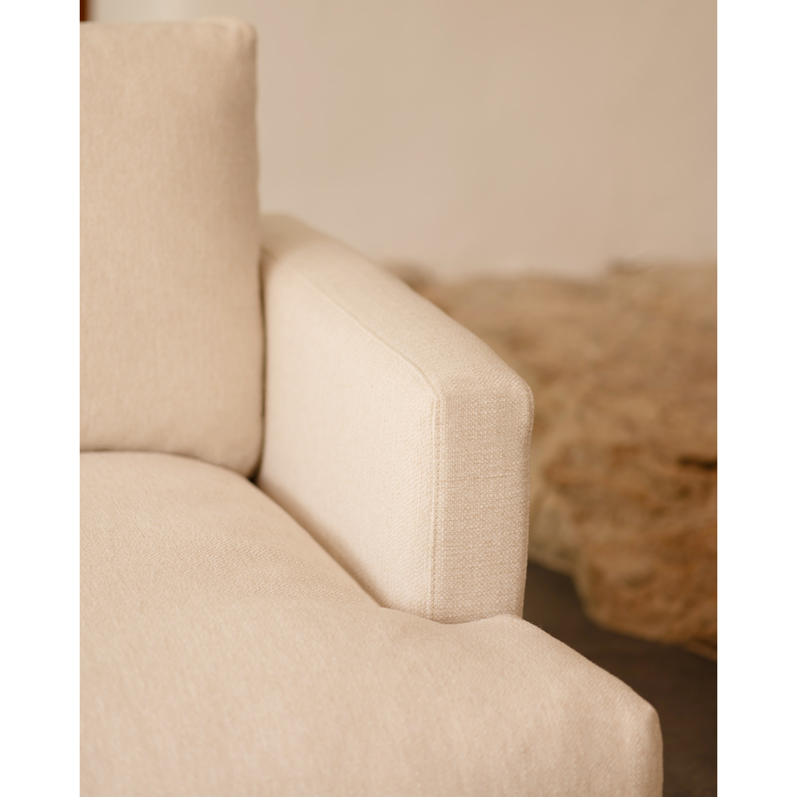 Fauteuil de teinte blanc cassé de 105cm Hauteur: 85 Longueur: 108 Largeur: 105