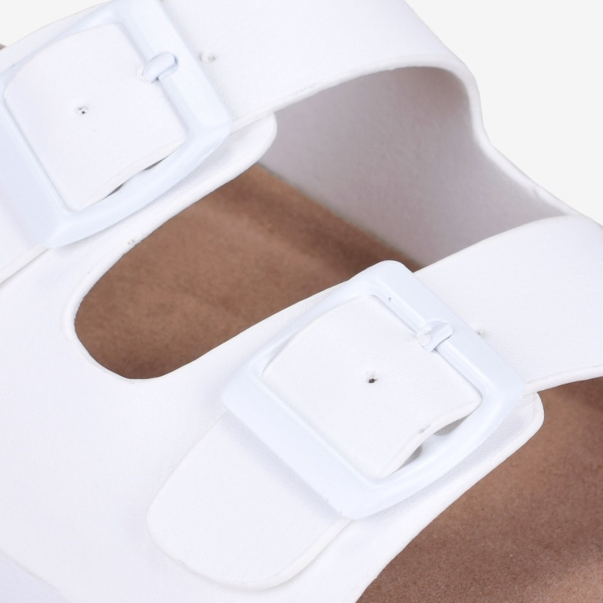 Sandalias blancas planas con hebillas
