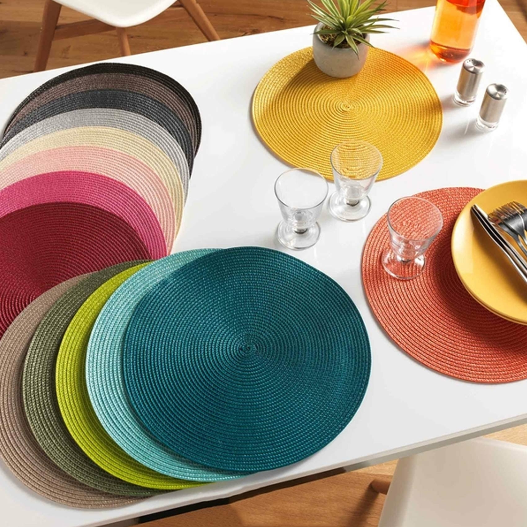 Set de table rond et coloré - Gris clair