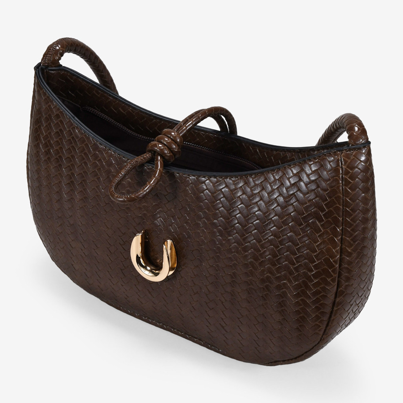 Bolso de hombro marrón trenzado con metal