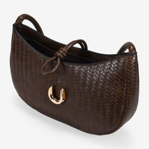 Bolso de hombro marrón trenzado con metal