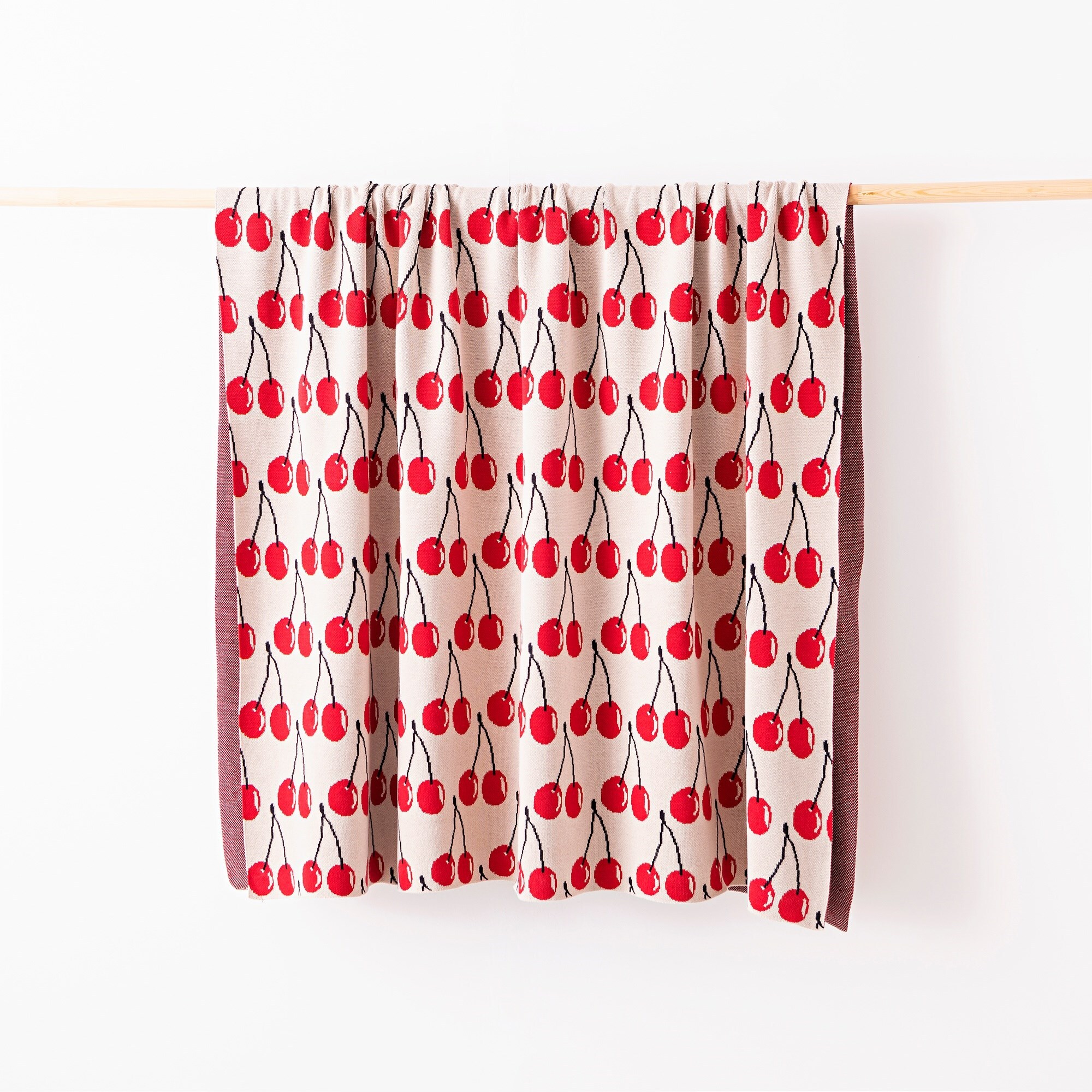 Manta 140x190cm 1000gr 100%acrilico crema con cerezas rojas benetton fruits