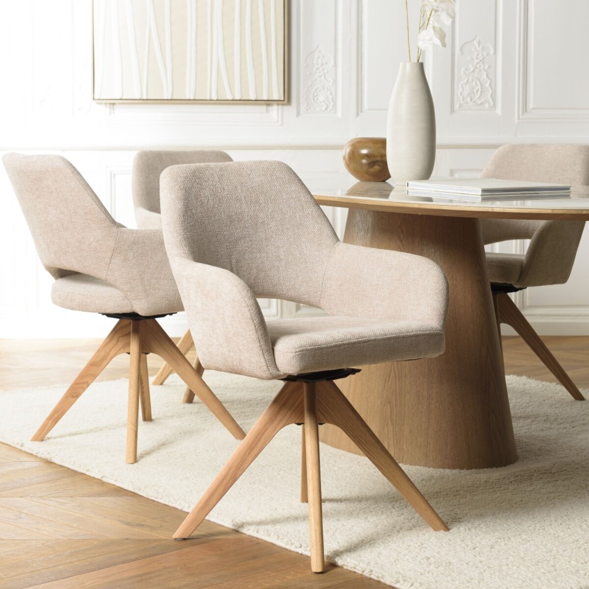 UGO - Chaise pivotante 360° en tissu beige dossier droit, pieds bois UGO