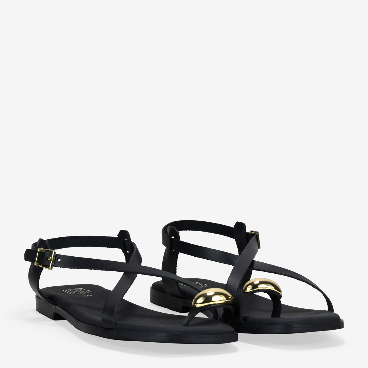 Sandalias de dedo negras en piel con adorno metálico
