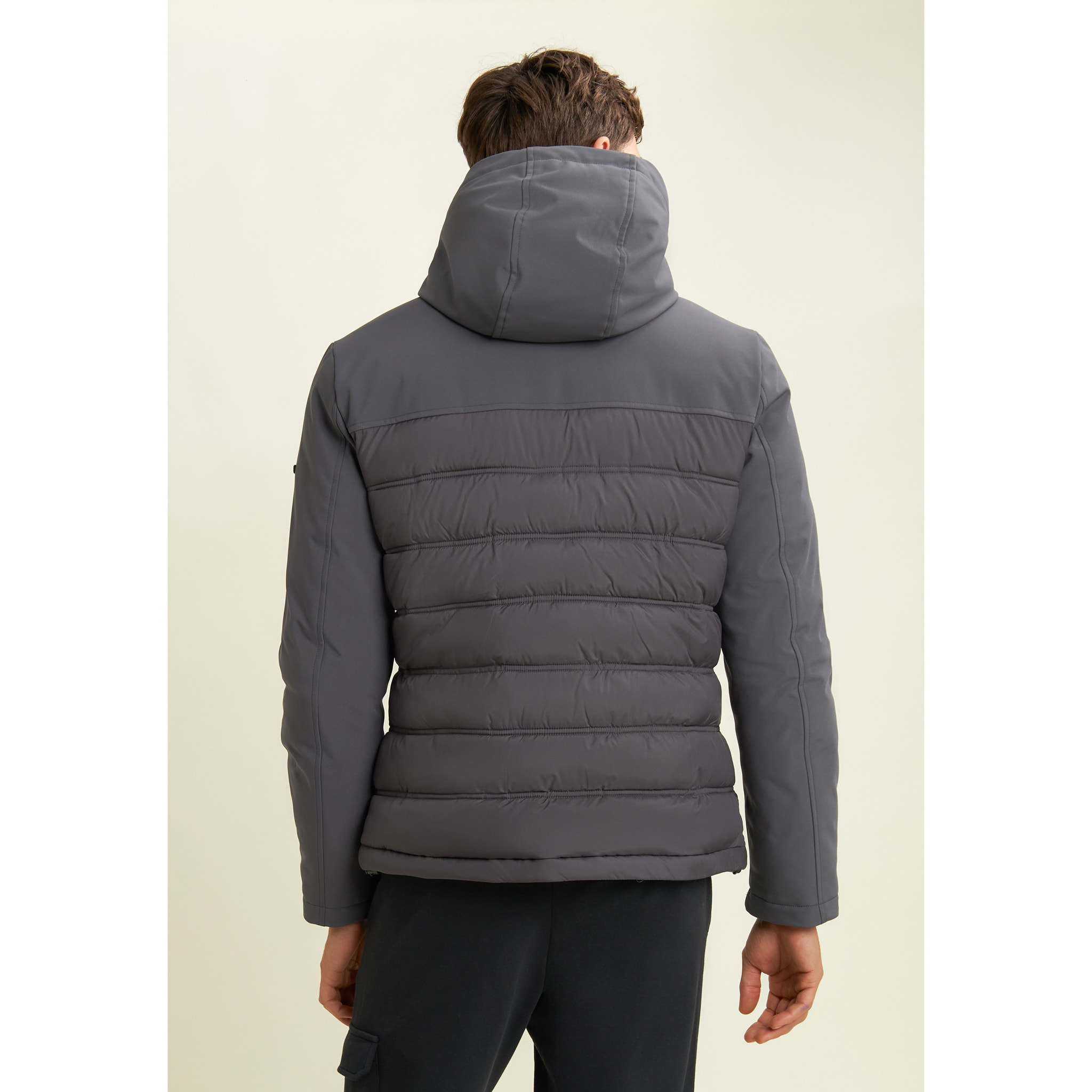 Giacca imbottita con cappuccio e inserti lisci