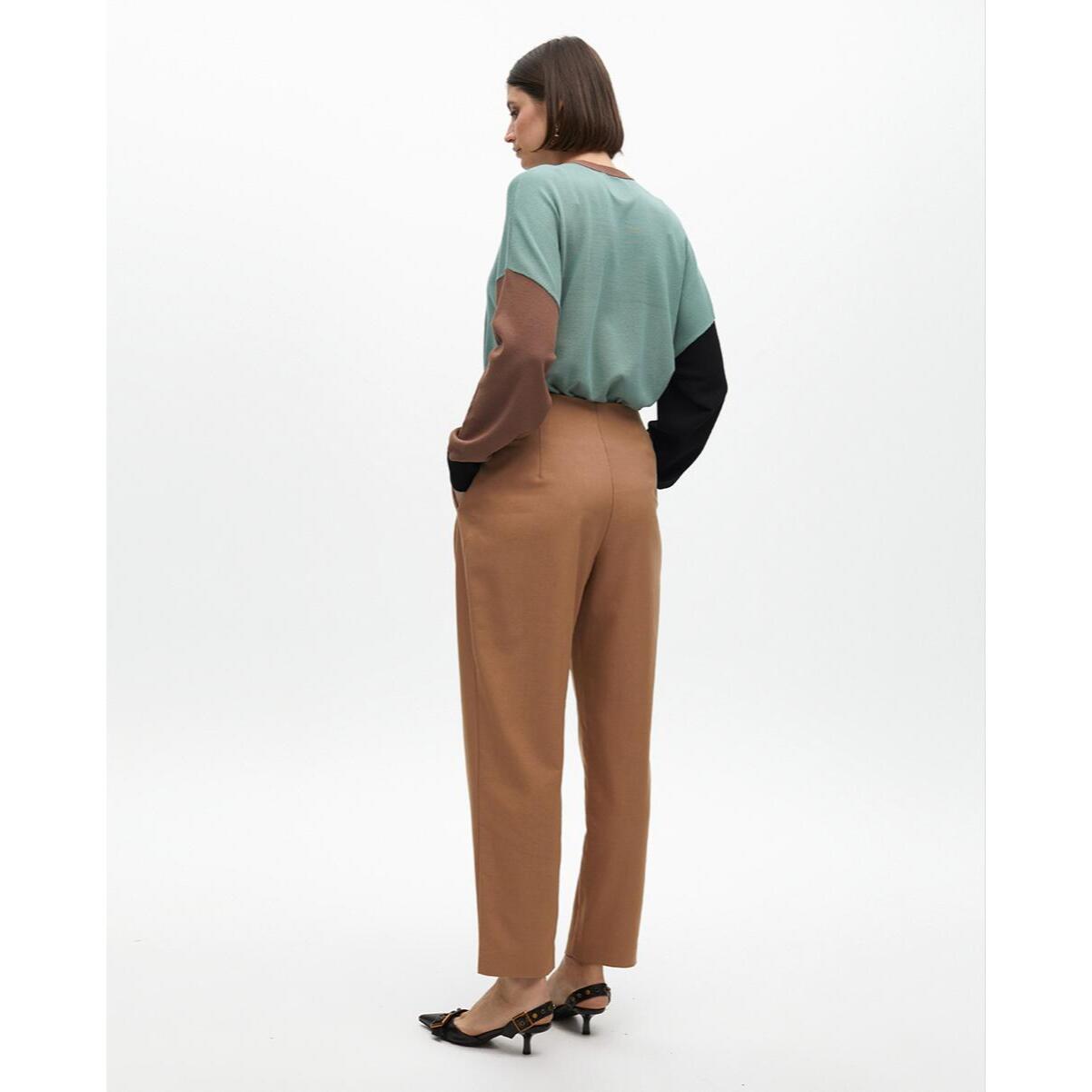 Pantaloni con pinces e dettaglio cintura frontale