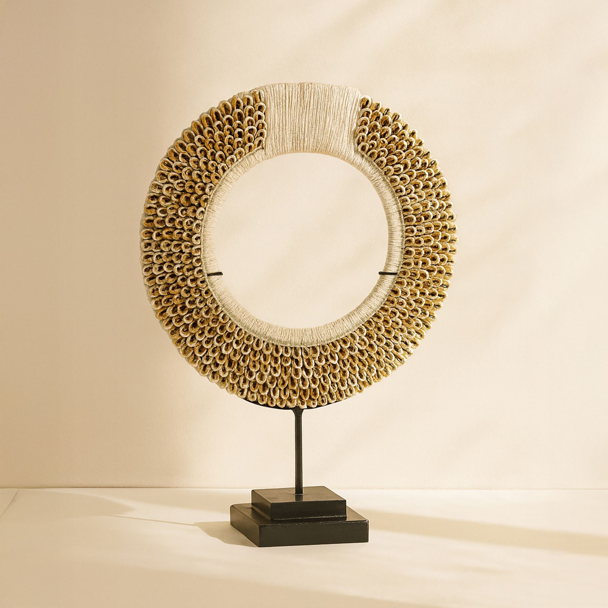 Collier en coquillages sur socle en métal  LINH