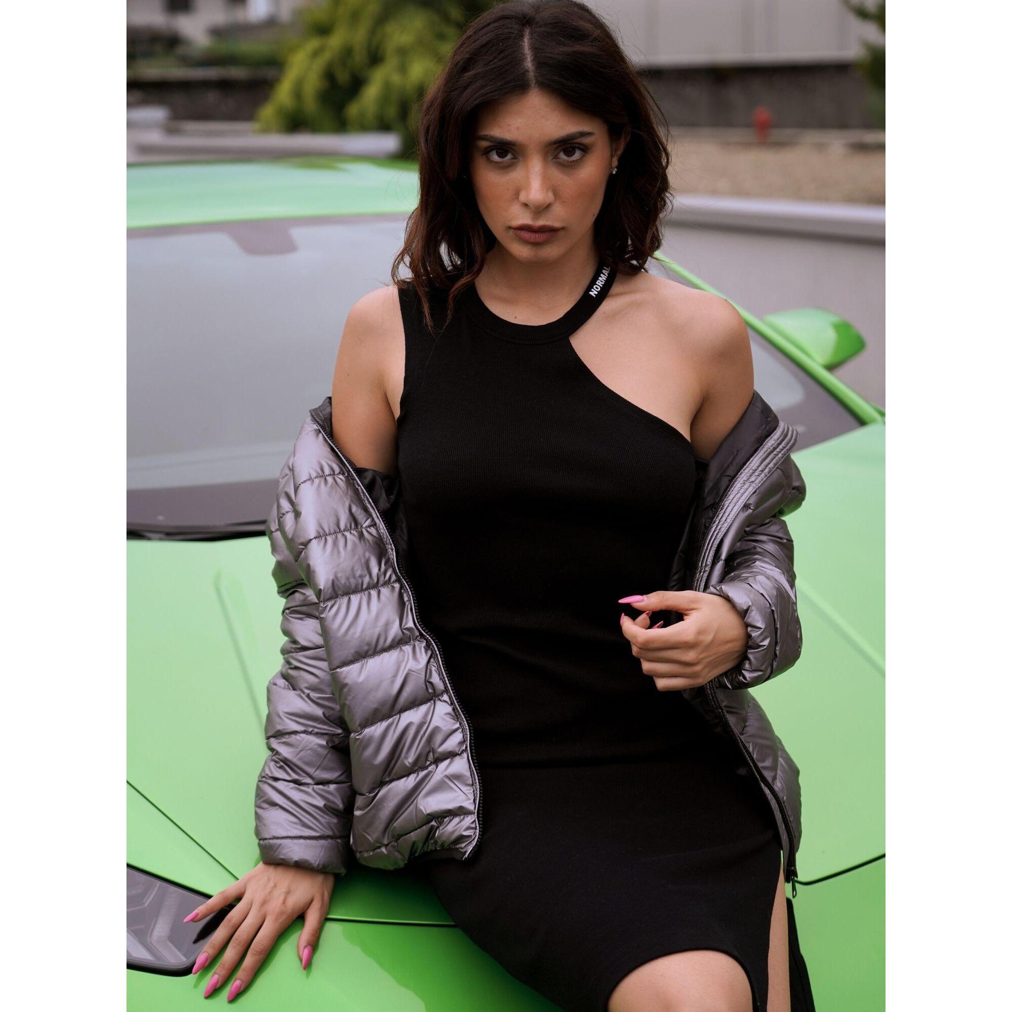 Vestido de mujer de un solo hombro en blanco y negro.