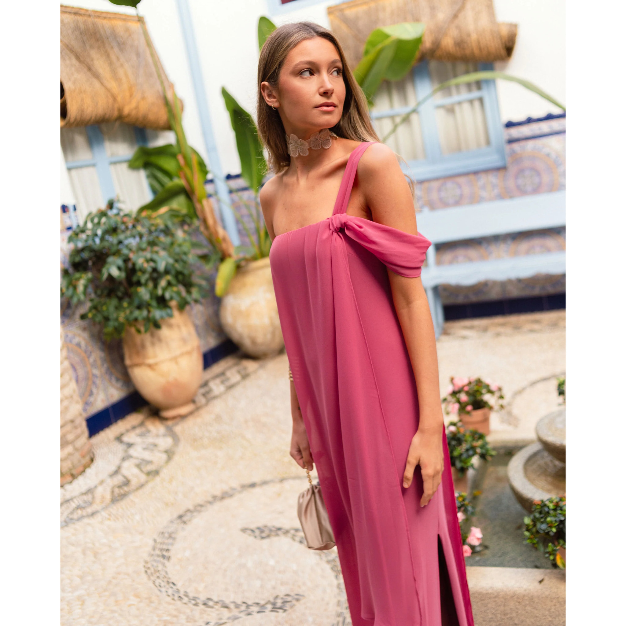 Vestido escote bardot con capa