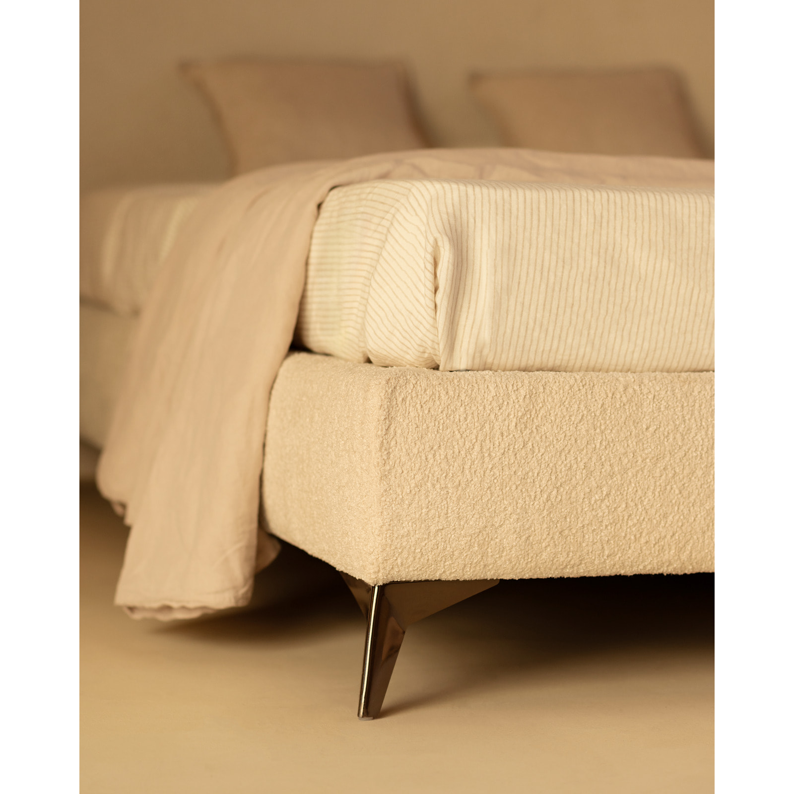 Lit rembourré en boculé beige pour les matelas en différentes tailles