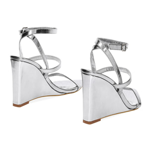 Sandalias con tacón plateado en laminado