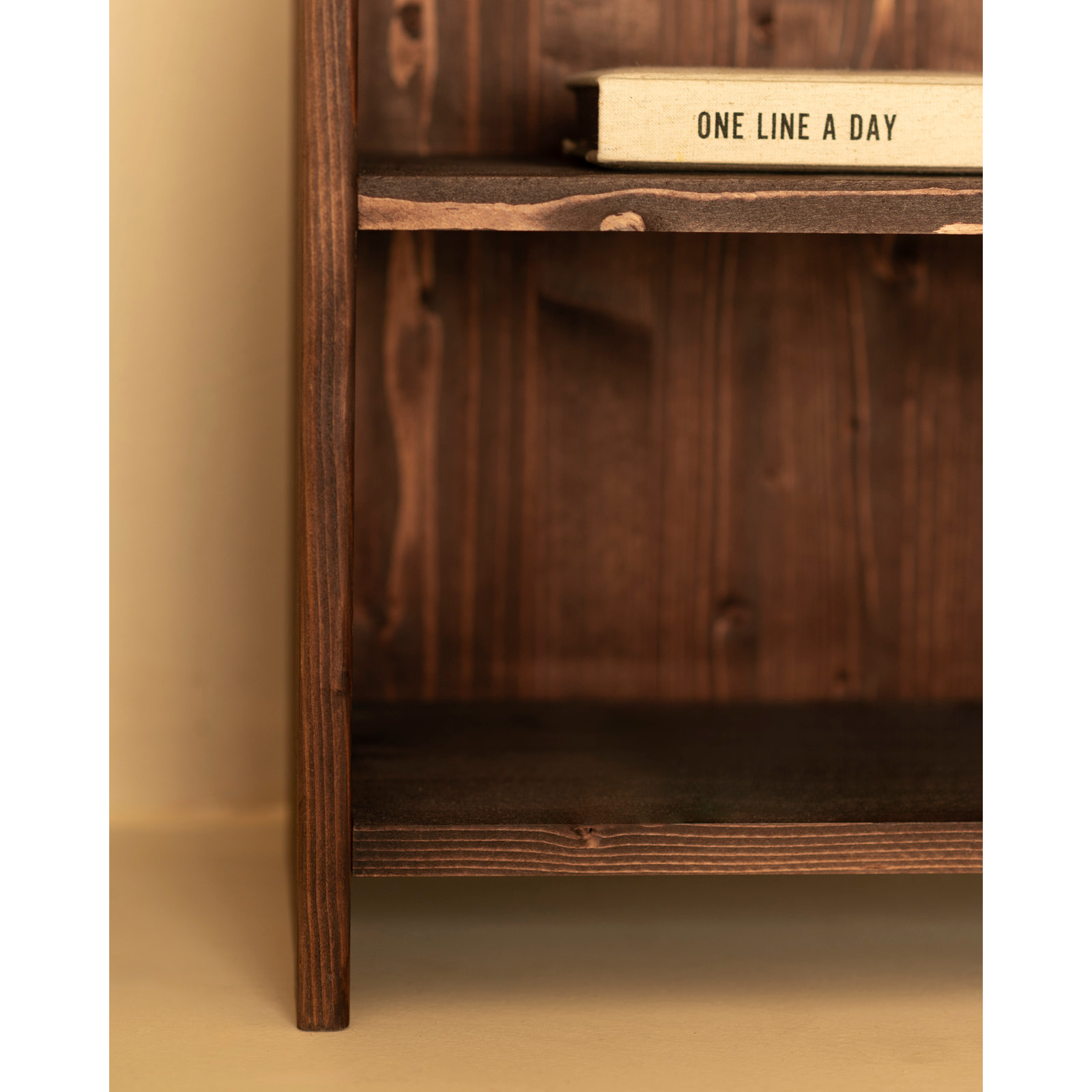 Mesita de noche de madera maciza en tono nogal de 50x42cm Alto: 50 Largo: 42 Ancho: 27