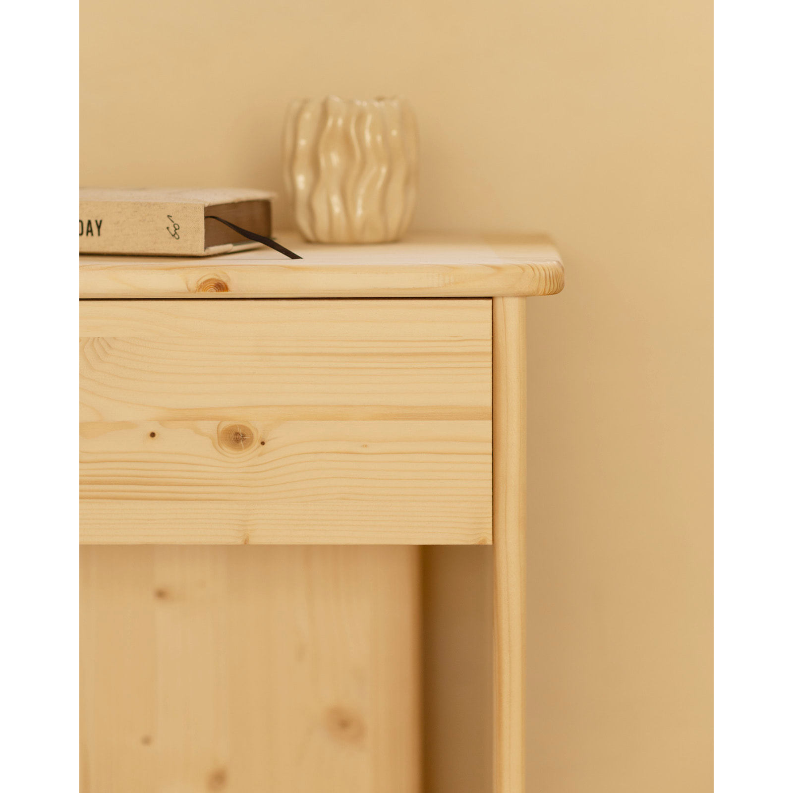 Mesita de noche de madera maciza en tono natural de 50x42cm Alto: 50 Largo: 42 Ancho: 27