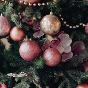 Conjunto de 60 bolas de navidad en colores champagne en varios diseños y acabados