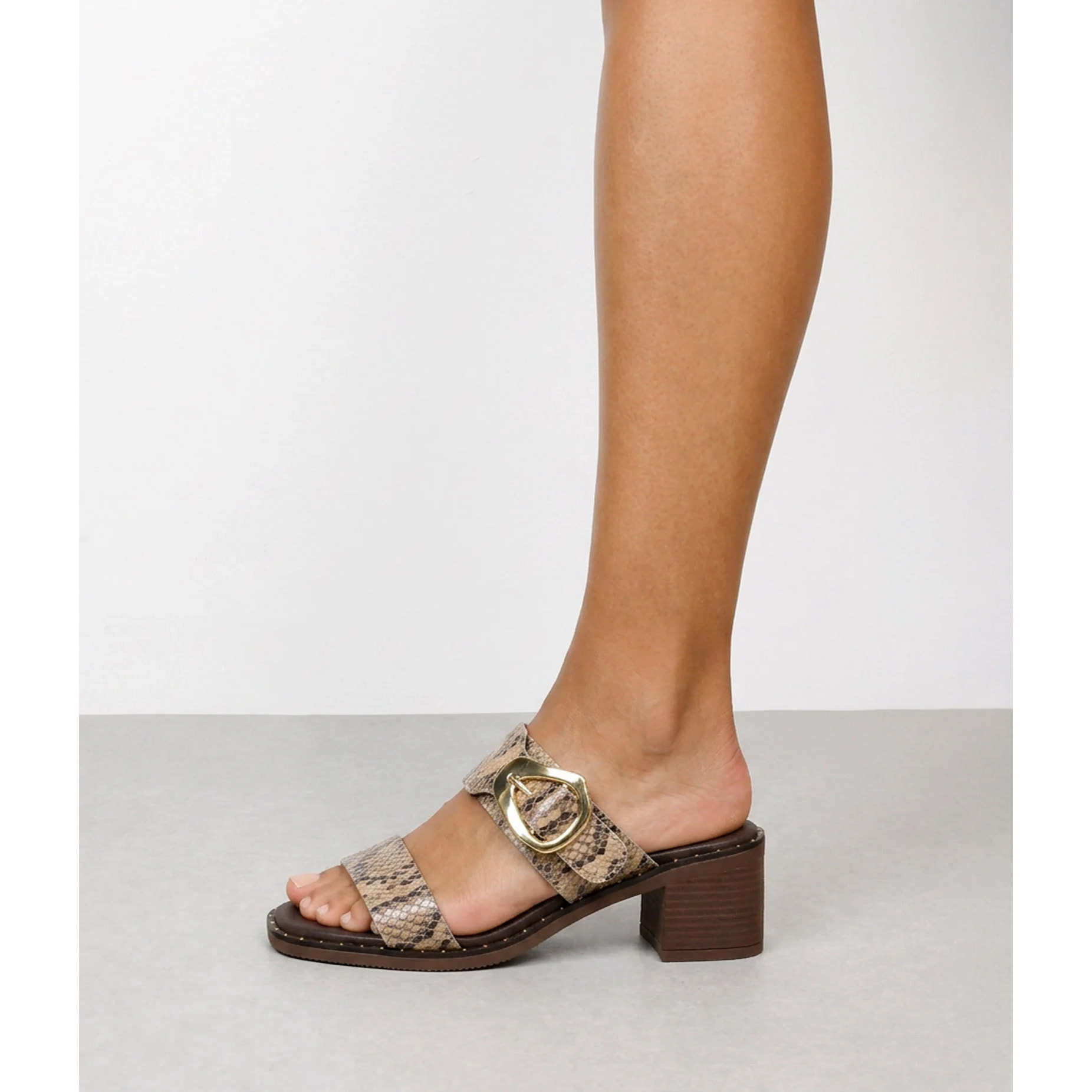 Sandalias de tacón marrones en piel efecto serpiente