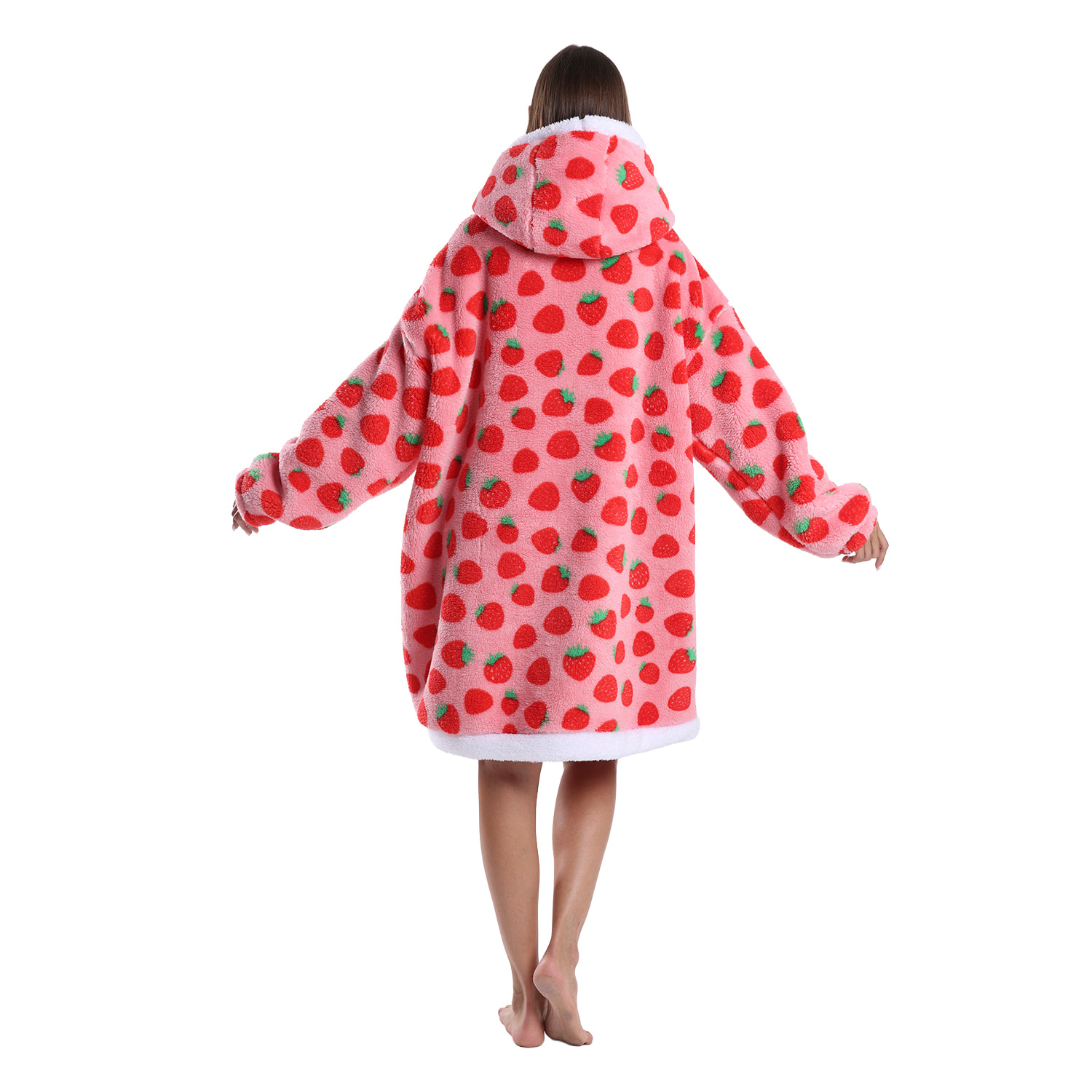 Bata estilo sudadera y manta de felpa extrasuave. Triple bolsillo frontal tipo canguro. Diseño fresas tipo corto.