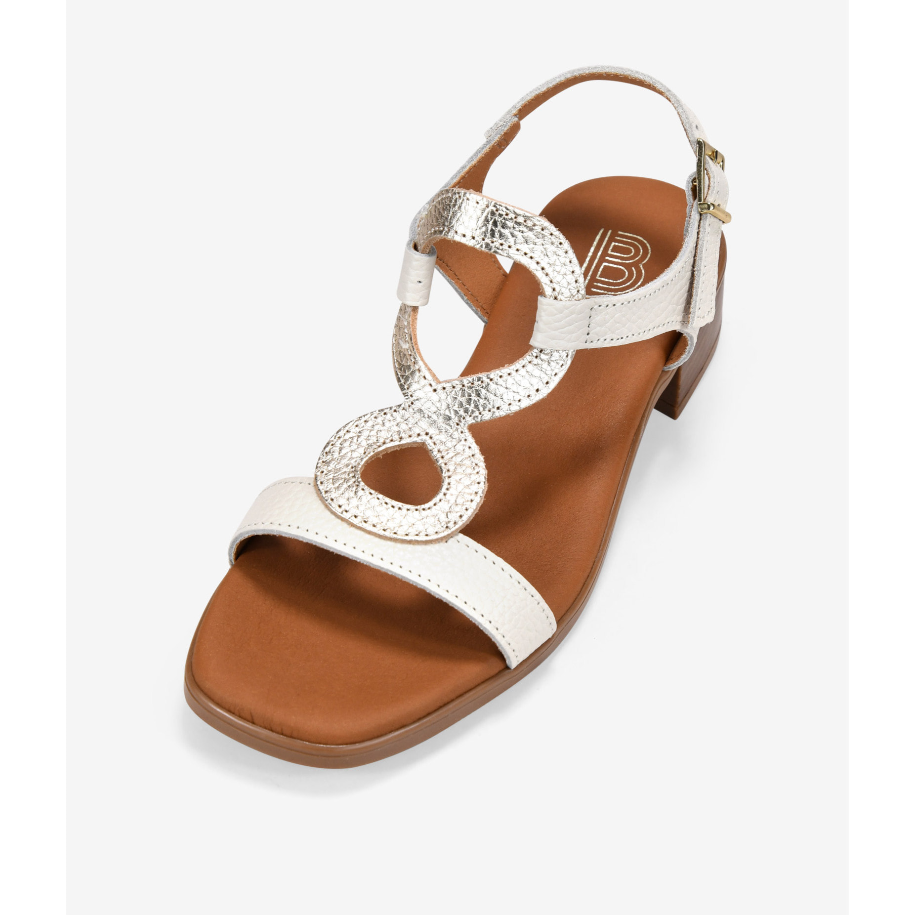 Sandalias de tacón beige con cierre de hebilla