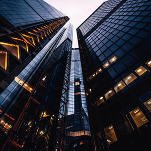 Affiche london au pied des tours Affiche + cadre en bois - Chêne