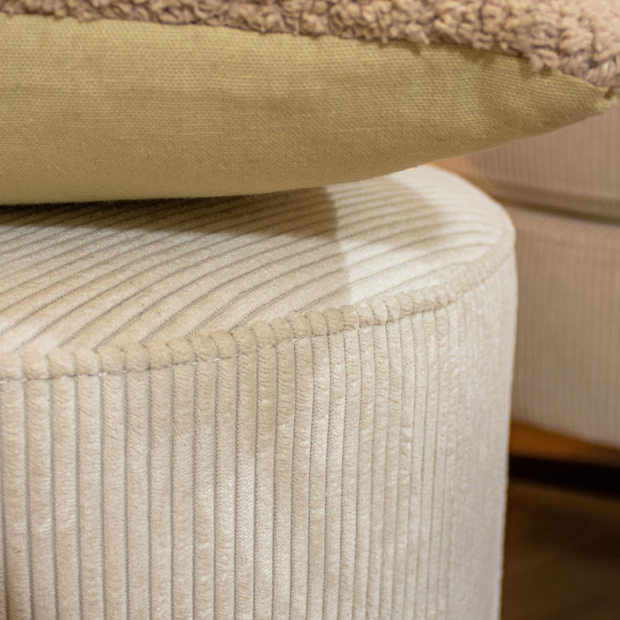 Pouf pivotant en velours cotelé écru CASPER