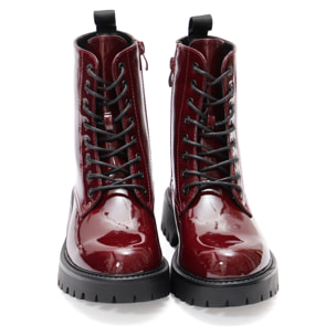 Anfibi in simil pelle verniciata con stringhe