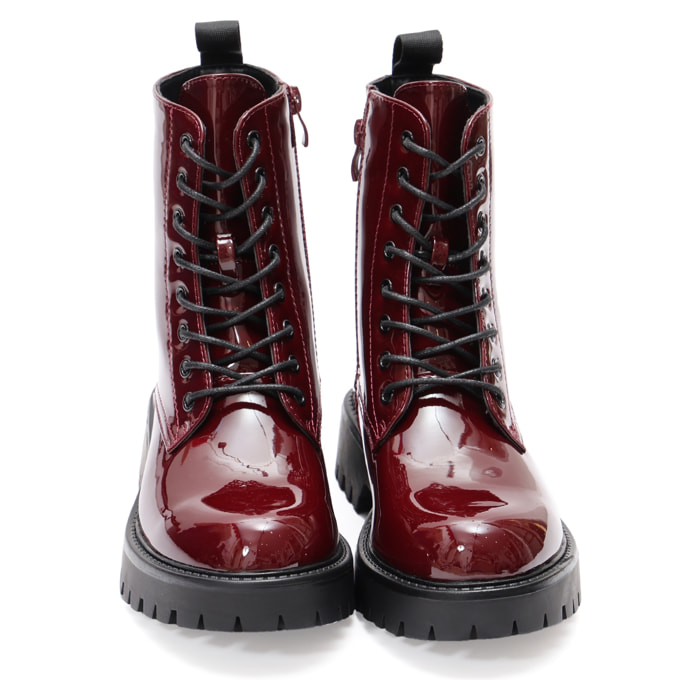 Anfibi in simil pelle verniciata con stringhe