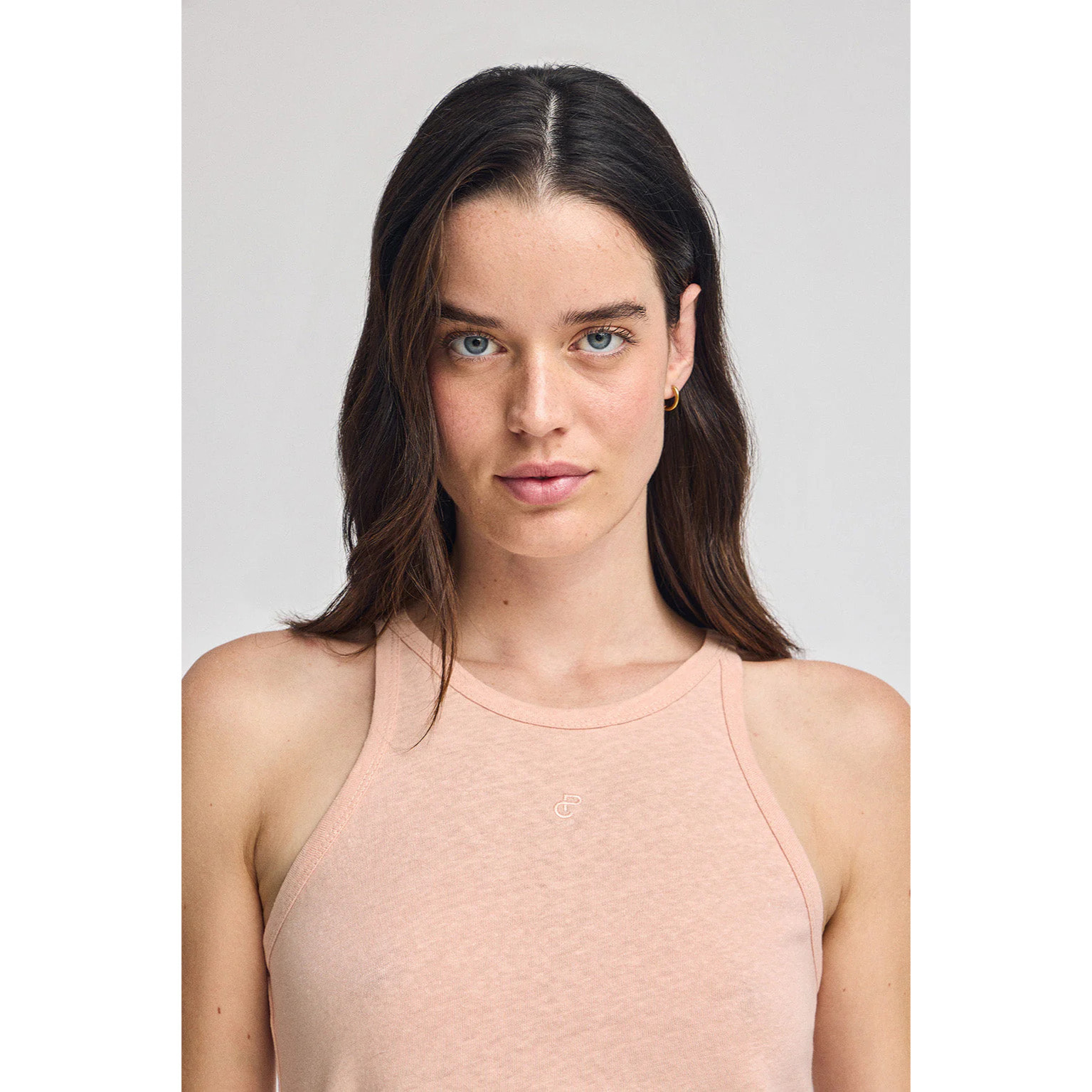 Camiseta color maquillaje de lino y algodón con monograma bordado