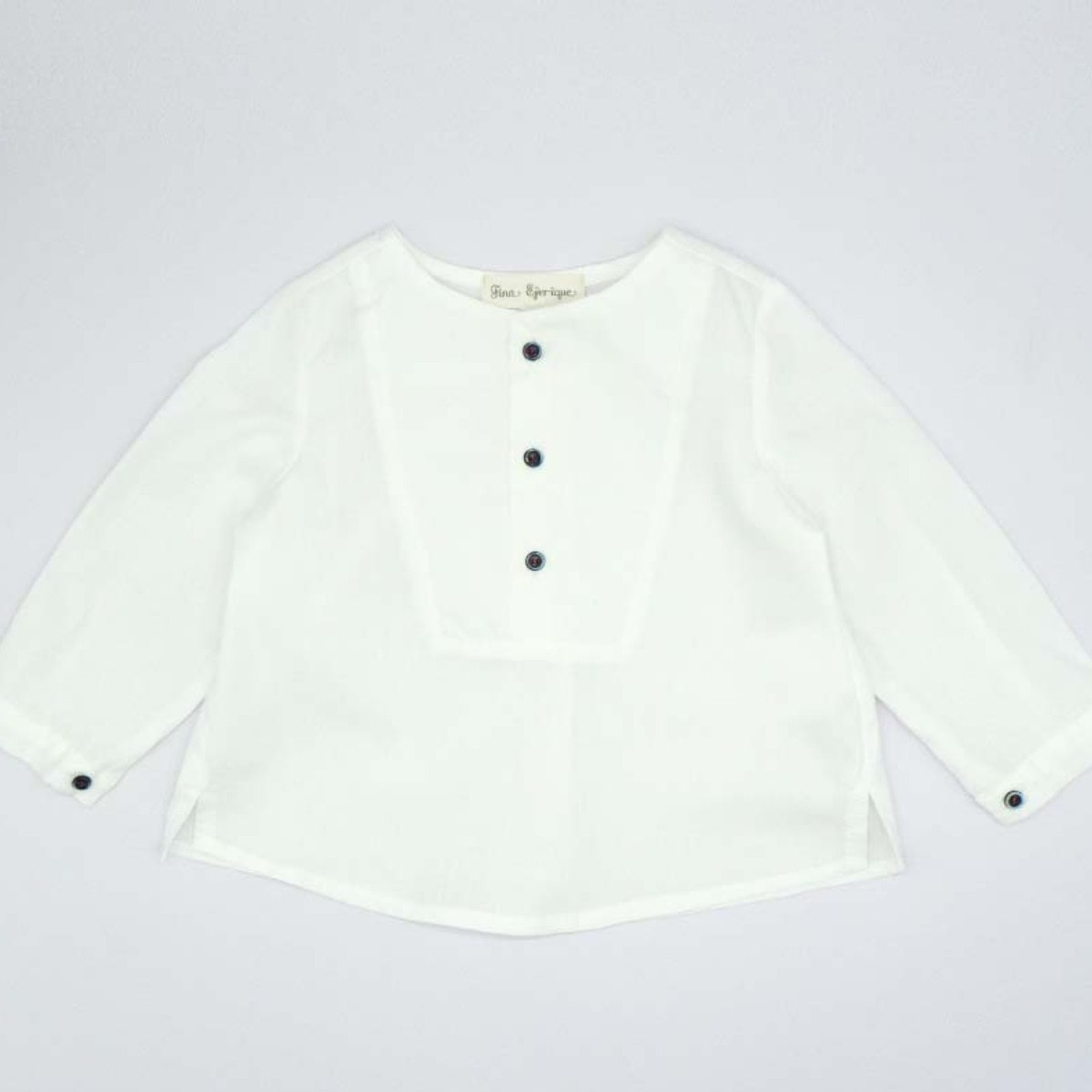 CAMISA BLANCA CON BOTONES AZUL MARINO