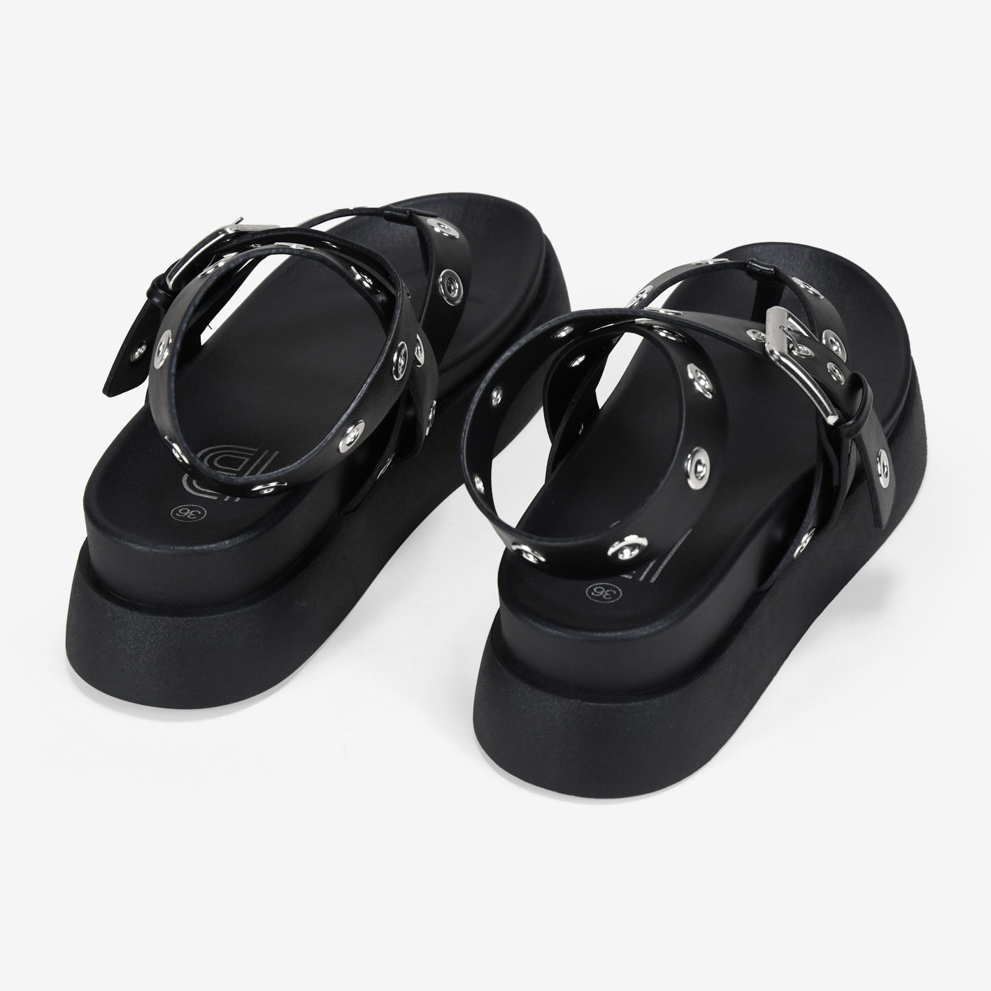 Sandalias de dedo negras con plataforma y tachuelas