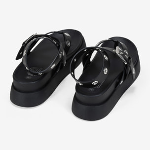 Sandalias de dedo negras con plataforma y tachuelas